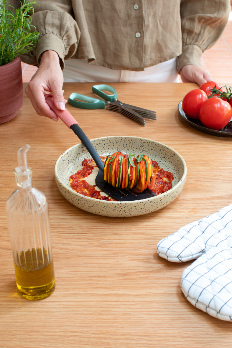 Tasty+ Cook&Serve Spatula plus Cutting Edge - Terracotta Pink
